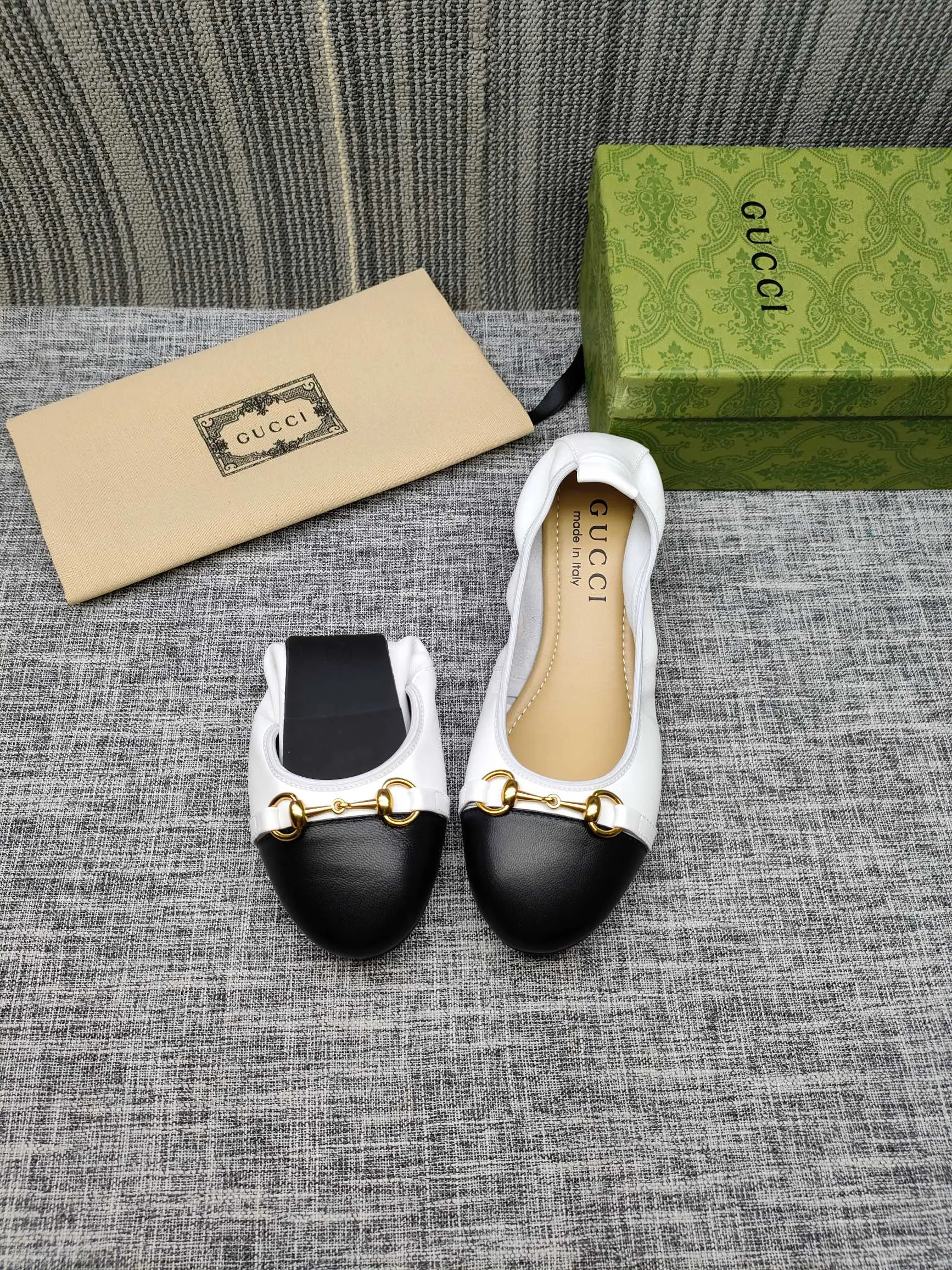 👟👟Ex-factory price 320👟👟 GUCCI's latest horsebit women's flat ballet shoes and egg roll shoes are super comfortable. The fabric is made of imported top-grade soft sheepskin. It is very comfortable on the feet and will not rub your feet. You can also roll it up and put it in your bag. It is easy to carry with you. The super soft soles are a must-have item for fairies whether you are going out for business, work, travel, shopping or at home. Fashionable and versatile, it is an indispensable pair of shoes for you. Fabric: Made of imported soft sheepskin Color: 6 colors available Outsole: PPC rubber outsole Size 34-42 (34.41.42 needs to be customized)
